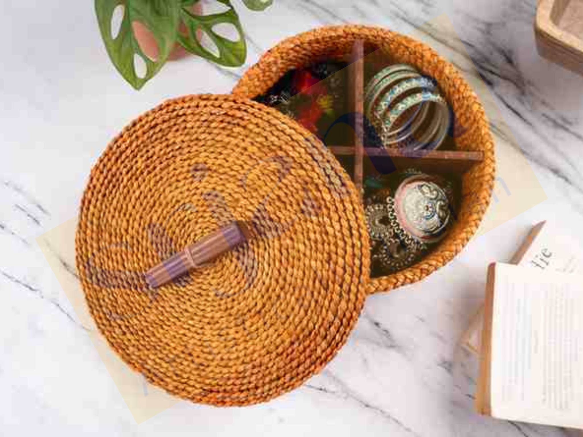 Handwoven Hogla Grass Partition Box with Lid