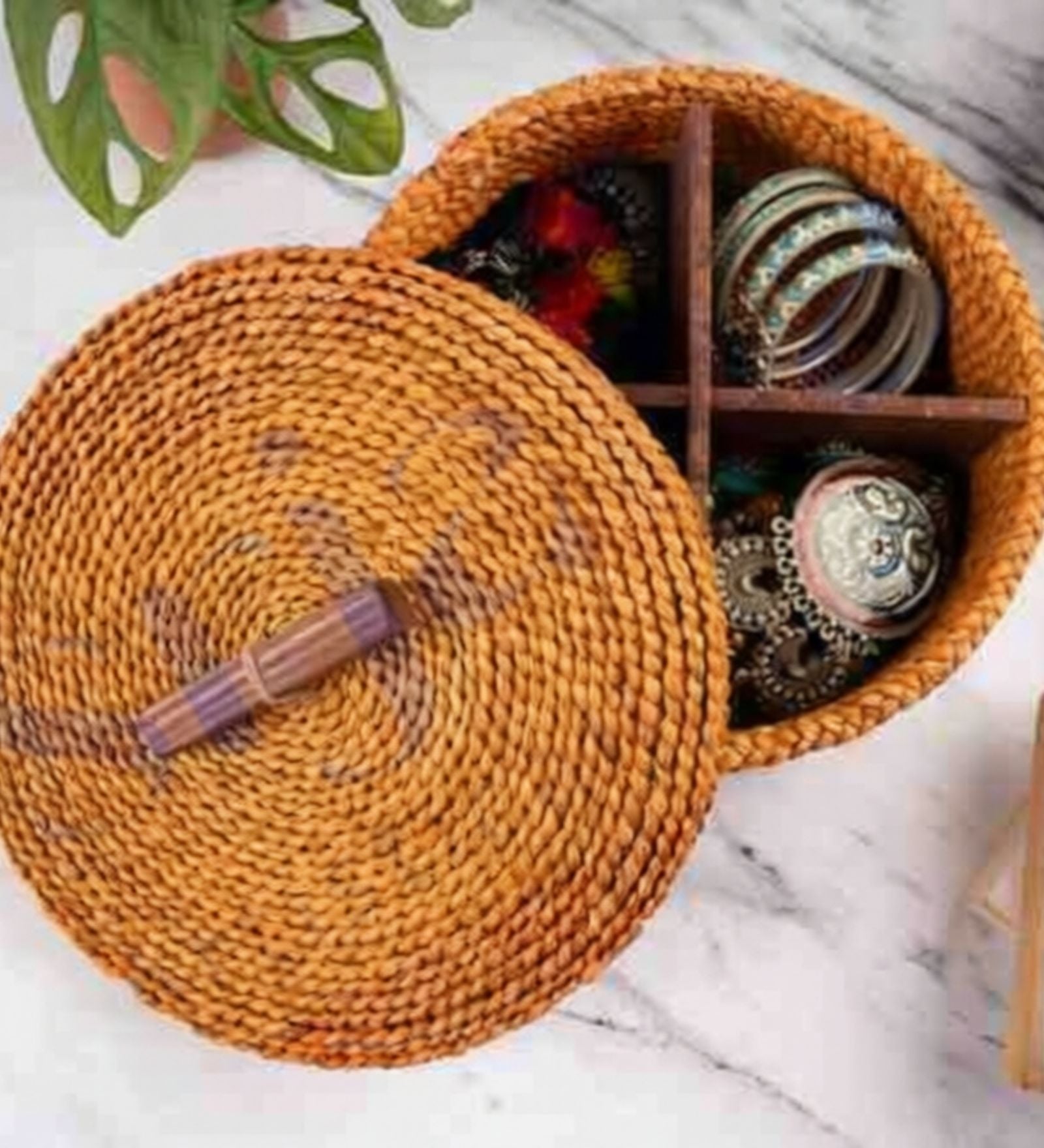 Handwoven Hogla Grass Partition Box with Lid